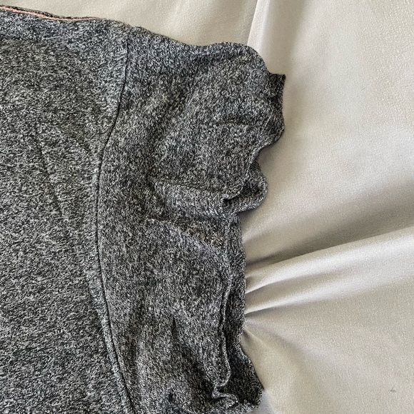 Roxy T-shirt. Size Large. Unique cut bottom and sleeves. - Picture 4 of 4